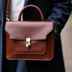 Le petit sac en cuir : l’accessoire incontournable alliant praticité, élégance et engagement écoresponsable dans notre quotidien moderne